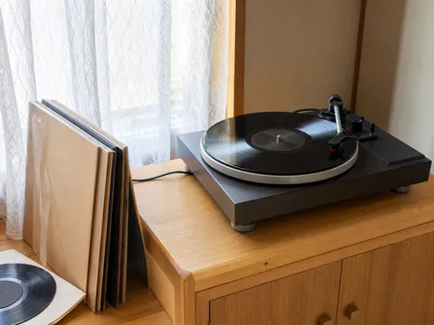 日本の住まいの窓辺で保管されてきたレコードとプレーヤーのイメージ