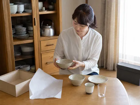 日本の住まいで箱から出して確認する器と食器棚のイメージ