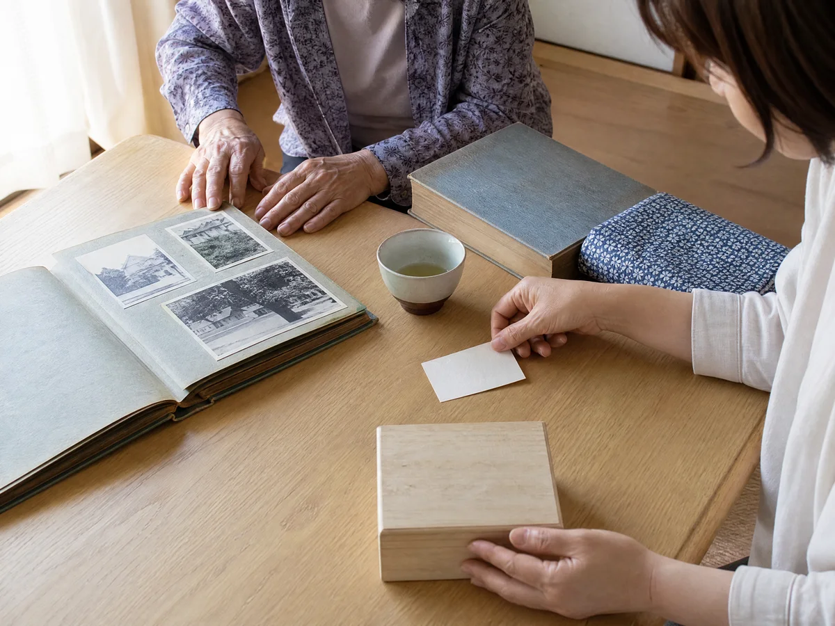 日本の住まいで品物と付属資料を確認する手元のイメージ